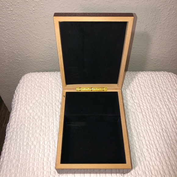 ANTIQUE GONE WITH THE WIND MUSIC BOX 7”3/4” X 6” X 2 1/2 Plays perfectly $ 50.00 - Picture 7 of 10